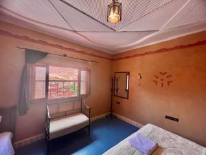 Aït Bahaにあるリヤド ラ フルールのベッドルーム1室(ベッド2台、窓付)