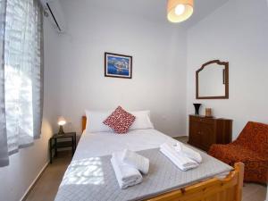 Aquaterra Askeli Poros في بوروس: غرفة نوم عليها سرير وفوط