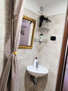 a bathroom with a sink and a mirror at Casa Vacanza "A Due Passi" in Paravati