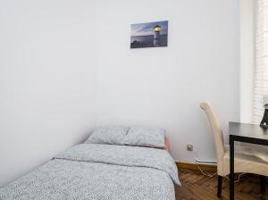 1 dormitorio con cama, escritorio y mesa en PIRANIA, en Cracovia