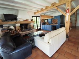 ein Wohnzimmer mit einer weißen Couch und einem Kamin in der Unterkunft Villa Yéyéyette spacieuse 6 à 8 personnes in Andernos-les-Bains