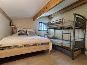 1 Schlafzimmer mit 2 Etagenbetten in einem Zimmer in der Unterkunft Villa Yéyéyette spacieuse 6 à 8 personnes in Andernos-les-Bains