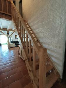 eine Holztreppe in einem Haus mit einer Matratze in der Unterkunft Villa Yéyéyette spacieuse 6 à 8 personnes in Andernos-les-Bains