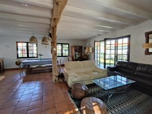 a living room with a couch and a table at Villa Yéyéyette in Andernos-les-Bains