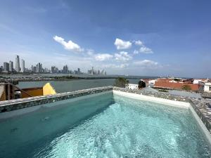 una piscina con vistas a la ciudad en AmazINN Places Penthouse Deluxe, Skyline and Private Rooftop, en Panamá