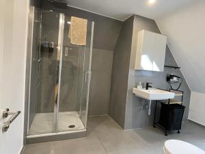 un bagno con doccia e lavandino di Ahoi Hostel ad Amburgo