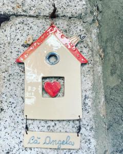 una casa de pájaros con un corazón rojo en ella en Ca Angela, en Mergozzo