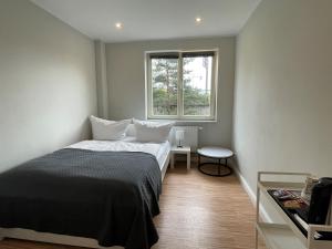 una piccola camera da letto con un letto e una finestra di Ahoi Hostel ad Amburgo