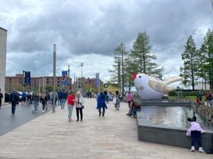 una multitud de personas caminando alrededor de una fuente en una ciudad en Airy Apartment Sefton Park, en Liverpool