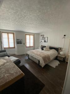 a bedroom with a bed and a couch at POPPY appartement de charme à 2 min centre-ville in Figeac