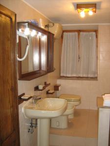 a bathroom with a sink and a toilet at Casa Vacanze Sasso Pisano in Sasso Pisano