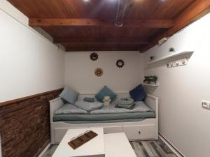 Habitación pequeña con cama en la esquina en Studio La Casita, en Gijón