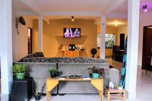 sala de estar con sofá y mesa en Buena Vibe Hostel en Lençóis