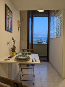 - une salle à manger avec une table et une vue dans l'établissement Napoli City Panorama, à Naples