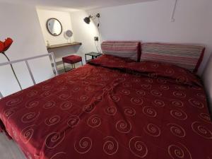 - une chambre avec un lit rouge et une couette rouge dans l'établissement Napoli City Panorama, à Naples