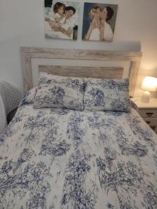 1 cama con edredón y almohadas azules y blancos en Mojacar a, en Mojácar