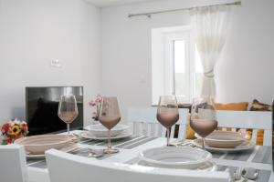 einen Esstisch mit Gläsern Wein darauf in der Unterkunft Apartment Ivana in Malinska