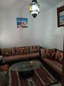 a living room with a couch and a table at Repose toi c comme chez soi in Oujda