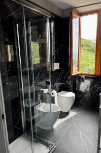 W łazience znajduje się przeszklony prysznic i toaleta. w obiekcie Hotel Residence Paradiso w mieście Moneglia