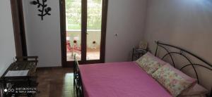 ラディスポリにあるLa Piana di Alsiumのベッドルーム1室(ピンクの毛布付きのベッド1台付)
