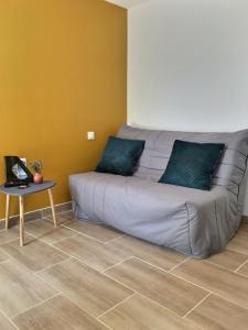 łóżko w pokoju z laptopem na stole w obiekcie Bleu Lavande - Coquet appartement ambiance village w mieście Istres +23 zdjęcia