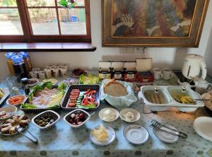 una mesa con muchos platos de comida. en Willa DanSar, en Rewal