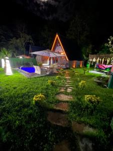 una casa iluminada por la noche con un camino de piedra en TrueLove Sapanca bungalow, en Sapanca