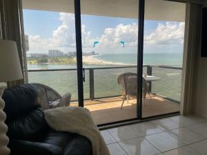 sala de estar con vistas al océano en 440 West Condo 1602N Sensational Gulf-view, en Clearwater Beach