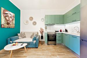 uma cozinha e uma sala de estar com um sofá e uma mesa em Ionian Citizen Penthouse em Corfu Town