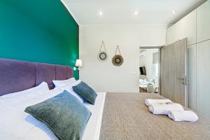 um quarto com uma cama com toalhas em Ionian Citizen Penthouse em Corfu Town