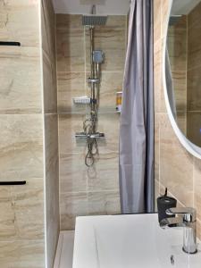 een badkamer met een wastafel en een douche bij Bleu Lavande - Coquet appartement ambiance village in Istres