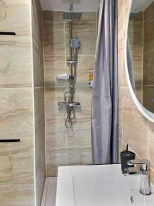 łazienka z umywalką i prysznicem w obiekcie Bleu Lavande - Coquet appartement ambiance village w mieście Istres