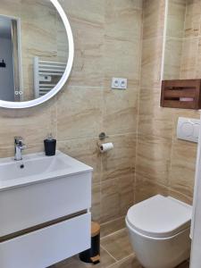 łazienka z białą umywalką i toaletą w obiekcie Bleu Lavande - Coquet appartement ambiance village w mieście Istres