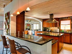 Nhà bếp/bếp nhỏ tại Bay Breeze House Waterfront home with pool