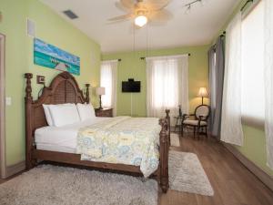 Giường trong phòng chung tại Bay Breeze House Waterfront home with pool +20 ảnh