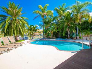 Hồ bơi trong/gần Bay Breeze House Waterfront home with pool