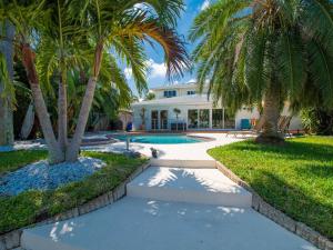 Vườn quanh Bay Breeze House Waterfront home with pool