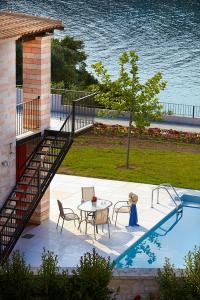 Bazén v ubytovaní Ornella Beach Resort & Villas alebo v jeho blízkosti
