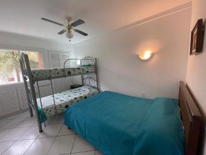 ein Schlafzimmer mit einem Etagenbett und einem Deckenventilator in der Unterkunft Casa Blanca: Frente al mar in Same