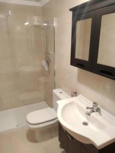 Kúpeľňa v ubytovaní APARTAMENTO PLAYA A RAPADOIRA CON TERRAZA