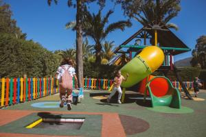 un grupo de niños jugando en un parque infantil en TAIGA Tarifa Punta Paloma, en Tarifa