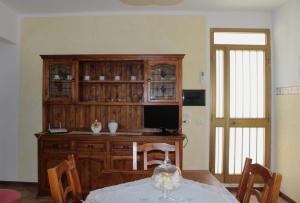 een eetkamer met een tafel en een houten hut bij Casa vacanza Podere Ristoro in San Giovanni dʼAsso