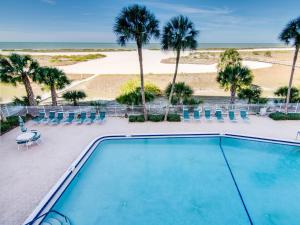 una piscina con palme e una spiaggia di Harbour Light Towers 307 3rd Floor Beachfront 2 Bedroom Harbour Light Towers a Clearwater Beach