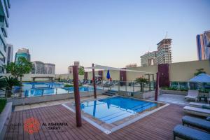 Bazén v ubytování Alashrafia Saray- Splendid 1BR apartment in Canal Views nebo v jeho okolí