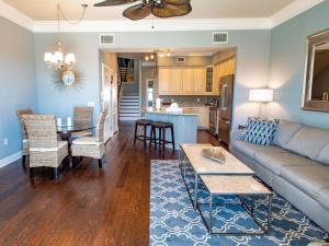 Khu vực ghế ngồi tại Paradise Cove Townhome 145-3 - Premium Waterfront Community