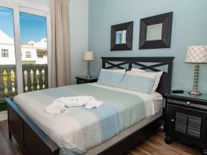 Giường trong phòng chung tại Paradise Cove Townhome 145-3 - Premium Waterfront Community