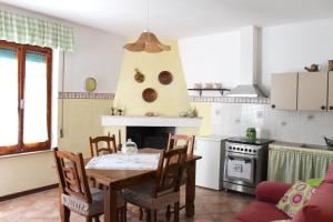 een keuken met een tafel en stoelen in een kamer bij Casa vacanza Podere Ristoro in San Giovanni dʼAsso