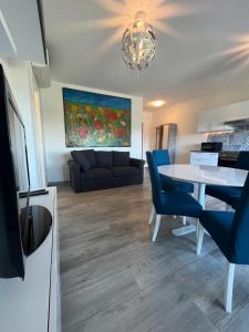 ein Wohnzimmer mit einem Tisch und einem Sofa in der Unterkunft Scaramuzza 7 in Grado