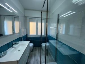 ein Badezimmer mit Waschbecken und Toilette in der Unterkunft Scaramuzza 7 in Grado + 14 Fotos
