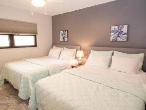 une chambre avec deux lits avec des draps blancs dans l'établissement Villas of Clearwater Beach 4B Steps from the Beach, à Clearwater Beach 21 autres photos